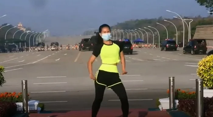 Profesoara care a dansat avandu-i pe pucistii din Myanmar in spate Captura YouTube