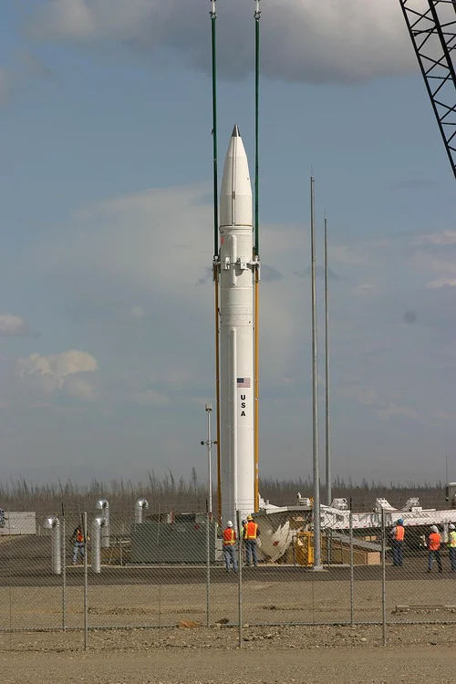 Un interceptor terestru încărcat într-un siloz la Fort Greely, Alaska, în iulie 2004.