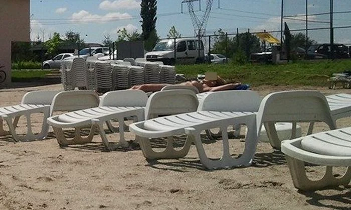 O femeie s-a relaxat pe un şezlong şi a făcut plajă topless