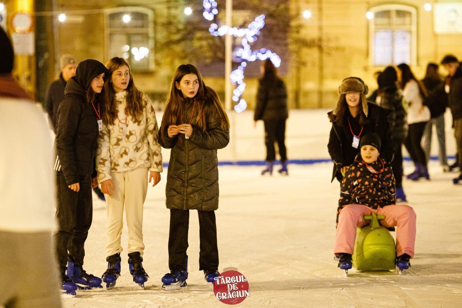 REPORTAJ Patinajul, distracția sezonului de iarnă. Cel mai mare patinoar pe care l-a avut vreodată Timișoara VIDEO FOTO