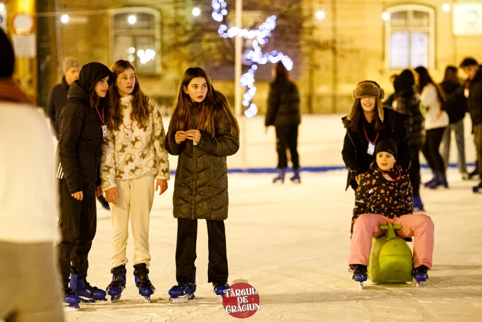 Distracție pe gheață FOTO Târgul de Crăciun