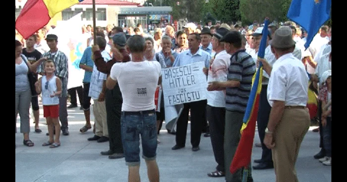Protestatarii au strigat lozinci anti Băsescu