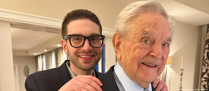 Miliardarul american de pe bursă și filantropul George Soros (dreapta) și fiul său, Alexander