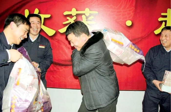 Lu Hin a avut nevoie de un sac de rafie să-şi ia prima în valoare de 330.000 de dolari