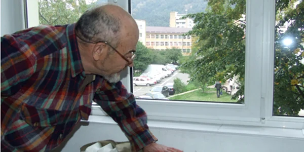 Pensionarii înfruntă frigul cu calorifere rece şi haine groase