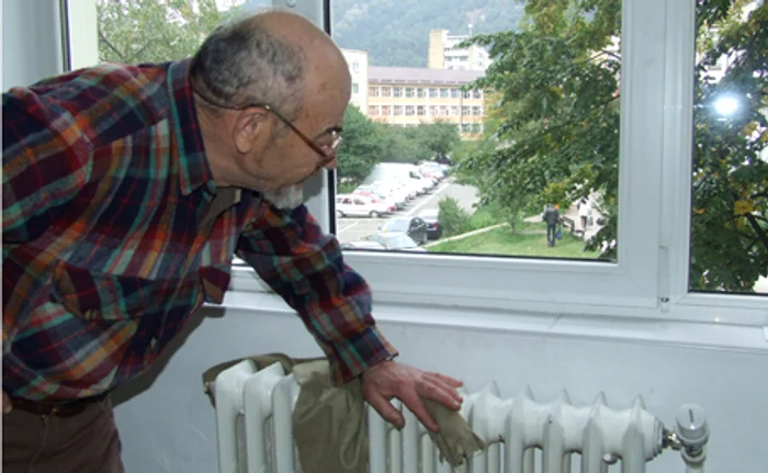 Pensionarii înfruntă frigul cu calorifere rece şi haine groase