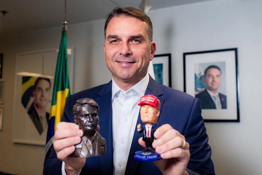 Flávio Bolsonaro ar fi fugit din Brazilia după înfrângerea în alegeri. Senatorul ar vrea azil în SUA