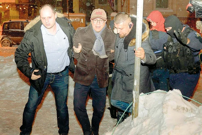 Gruia Stoica, mijloc (45 de ani) a fost adus la DNA la 29 ianuarie. Acum, e în arest preventiv
