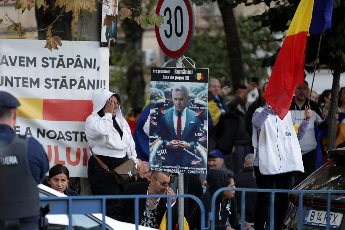 Sustinatori ai lui Calin Georgescu protesteaza in fata Arestului Central al Politiei