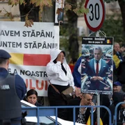 Sustinatori ai lui Calin Georgescu protesteaza in fata Arestului Central al Politiei