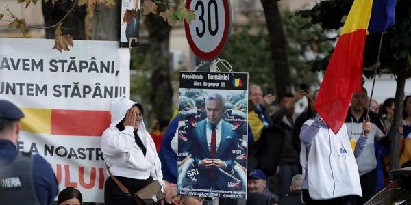 Sustinatori ai lui Calin Georgescu protesteaza in fata Arestului Central al Politiei