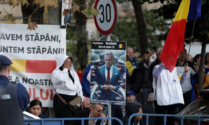 Sustinatori ai lui Calin Georgescu protesteaza in fata Arestului Central al Politiei