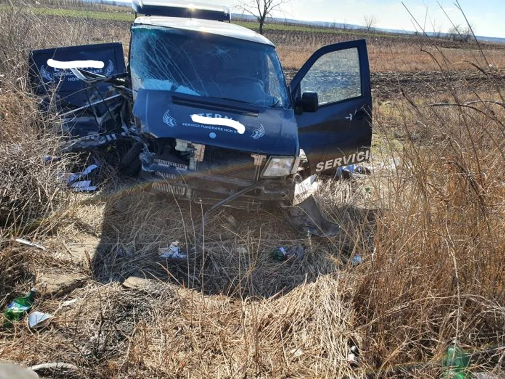 Dricul a suferit avarii serioase după ce s-a ciocnit cu o mașină care a luat focFoto: olt-alert.ro