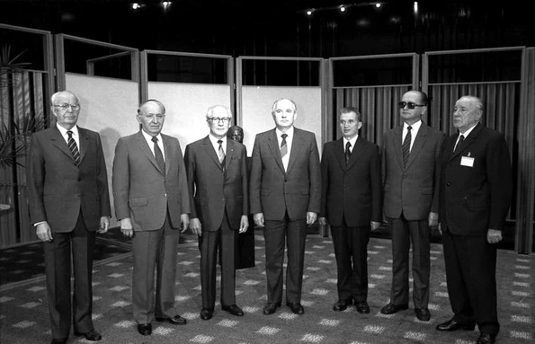 Nicolae Ceaușescu, alături de Mihail Gorbaciov, la întâlnirea liderilor statelor participante la Tratatul de la Varșovia. Berlin, 29 mai 1987 (© Bundesarchiv, Bild 183-1987-0529-029 / CC-BY-SA 3.0)