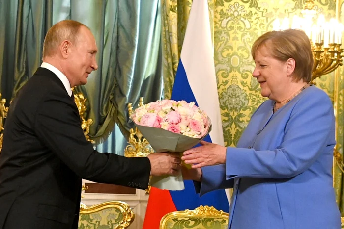 Angela Merkel primeşte un buchet de flori de la Vladimir Putin în ultima sa vizită oficială la Moscova. Sursă foto: Profimedia Images