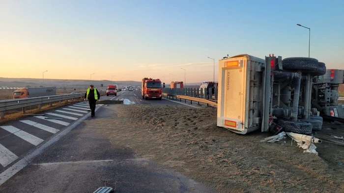 Camion răsturnat pe A 1 în Miercurea Sibiului - şoferul în stare de inconştienţă Foto DRDP Braşov