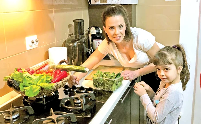 Livia Graur, prezentatoarea Prima TV, îşi învaţă şi fiica să mănânce sănătos