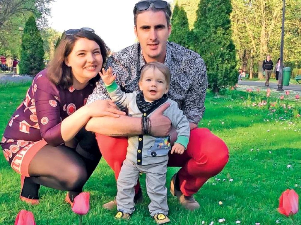 
    Ernest, alături de soția și de fiul săufoto: arhiva personală  