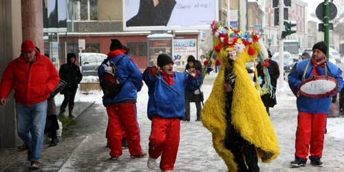 Grupul de colindători a luat la rând pieţele din Braşov