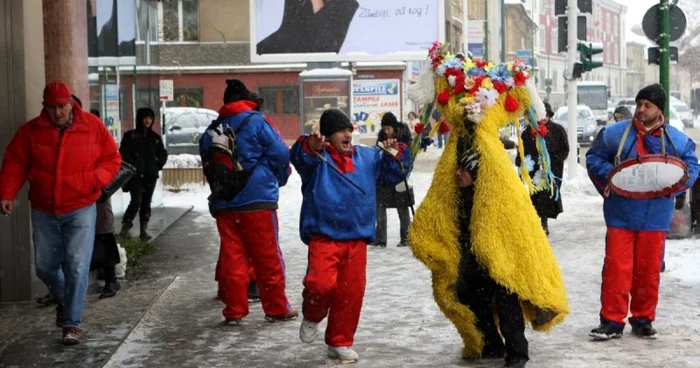 Grupul de colindători a luat la rând pieţele din Braşov