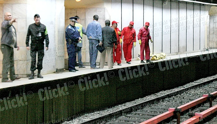 O femeie s-a aruncat în faţa metroului
