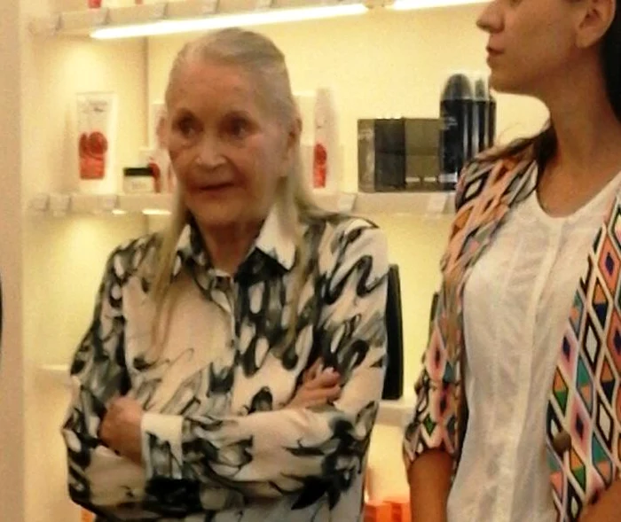 
    Imediat ce i s-a făcut rău, organizatorii evenimentului au întins-o pe mama Zina pe jos și au degajat spațiulfoto: Oana Pascaru  