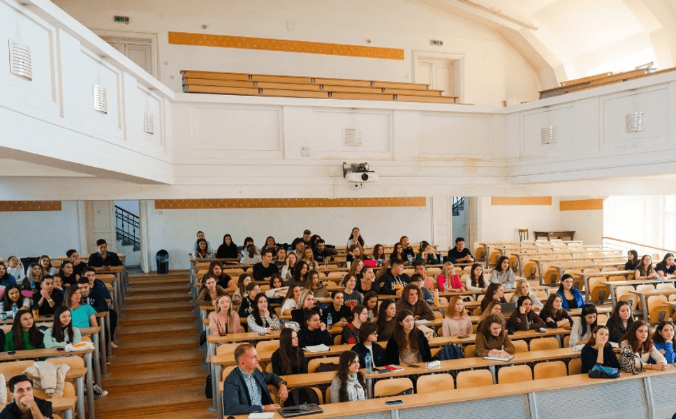 180 de studenți la Jurnalism vor face practică în 2023 la posturile de radio Kiss FM, Magic FM și Rock FM 