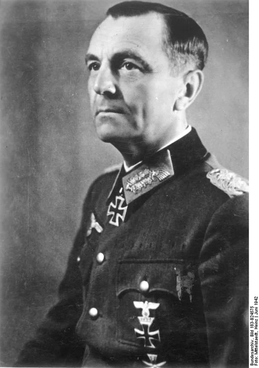 Generalul Friedrich Wilhelm Ernst von Paulus, comandantul Armatei a 6-a germane
