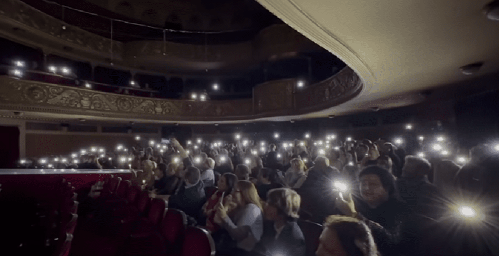 Spectacolul "O scrisoare pierdută" jucat la lumina telefoanelor, în Timișoara VIDEO