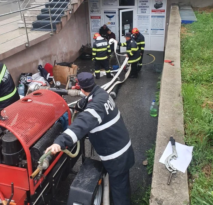 Pompierii au intervenit să scoată apa și din subsolurile inundate