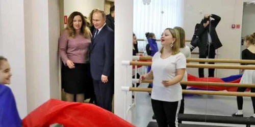 Vladimir Putin vizitand o scoala din regiunea Lipetk FOTO EPA-EFE