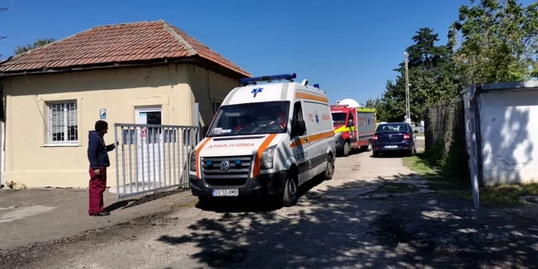 masina SMURD si ambualnta ferma porci 