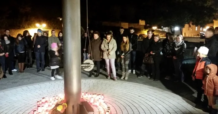 Câteva sute de persoane au participat marţi seara, la Alba Iulia, la un marş al tăcerii în memoria tinerilor morţi în incendiul din clubul Colectiv din Bucureşti FOTO Dorin Ţimonea