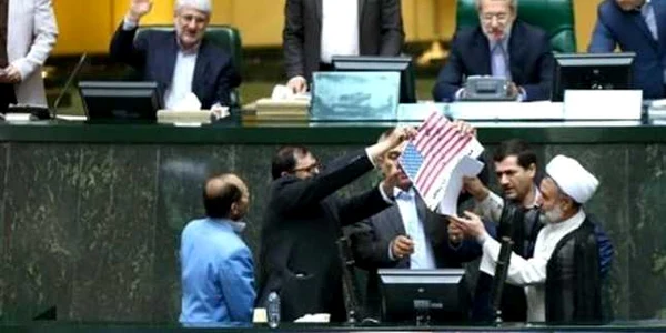 Steagul SUA ars in Parlamentul iranian FOTO Tasnim
