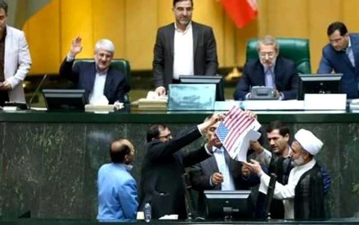 Deputaţi iranieni dau foc steagului american şi acordului nuclear al ţării lor cu marile puteri FOTO Tasnim