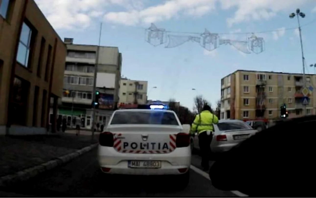 Poliţistul a fost lăsat în intersecţie de către şoferul beat. FOTO: Captură Video