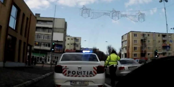 politist lasat cu ochii in soare. foto