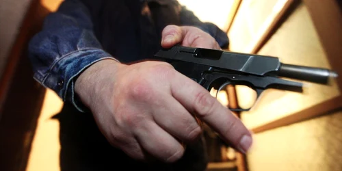 Un taximetrist a fost împuşcat în buza superioară 