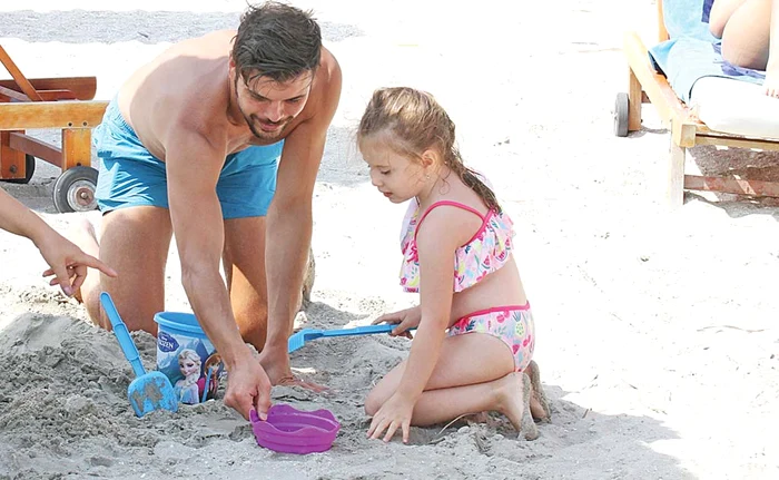 Marius şi Isabela au făcut castele de nisip, apoi s-au hârjonit în apa mării