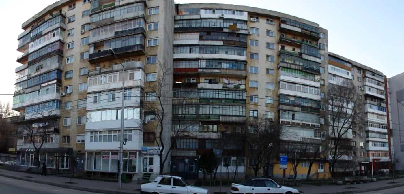 Blocul-turn GA 15 din Slatina este cel mai mare şi mai hidos din municipiu... (Foto: Adevărul)