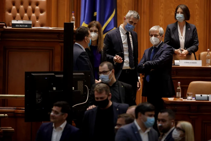Dan Barna și Dacian Cioloș, în timpul votului din ParlamentSursa foto: INQUAM PHOTOS/George Călin