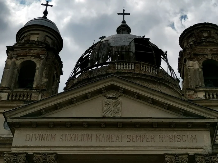 Mausoleul de la Bobda (Timiş) - copie după Esztergom Ungaria - a ajuns ruină tristă Foto Ştefan Both