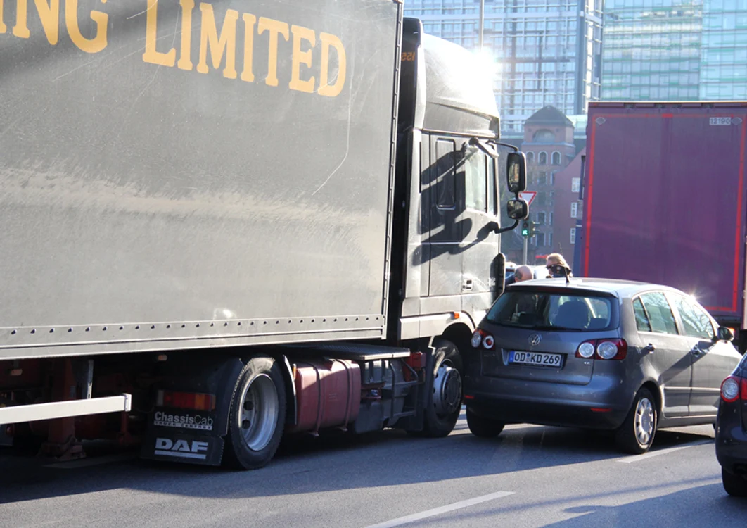 Camionul cu echipamentul de scena al lui Justin Bieber (FOTO: TNYF/WENN.com)