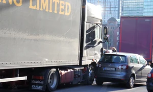 Camionul cu echipamentul de scena al lui Justin Bieber (FOTO: TNYF/WENN com) jpeg