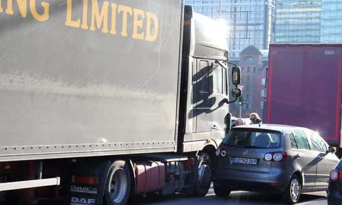 Camionul cu echipamentul de scena al lui Justin Bieber (FOTO: TNYF/WENN com) jpeg