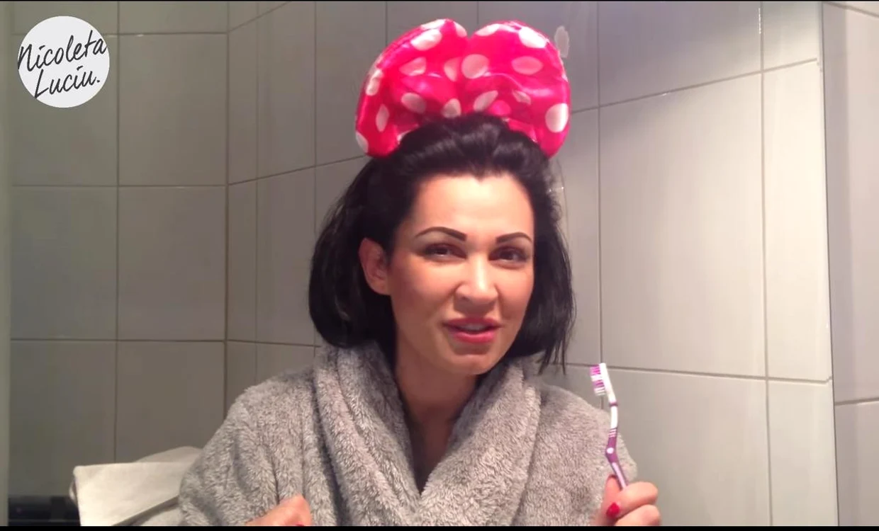 
    Nicoleta Luciu s-a filmat în baie cum se spală ea pe dinţifoto: arhiva personală  
