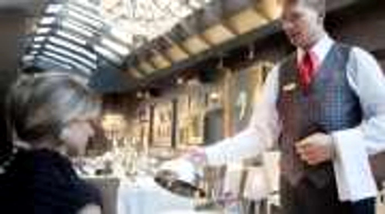 Cele mai multe posturi sunt pentru asistent ospătar, asistent bar și ajutor de bucătar