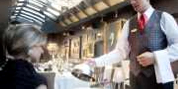 Cele mai multe posturi sunt pentru asistent ospătar, asistent bar și ajutor de bucătar
