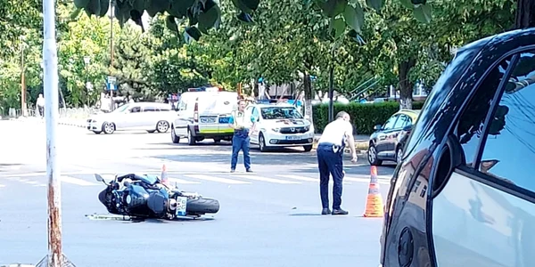 Accident rutier în Râmnicu Vâlcea - motoclist lovit de un taximetrist care nu i-a acordat prioritate Foto Kandida Reisenauer