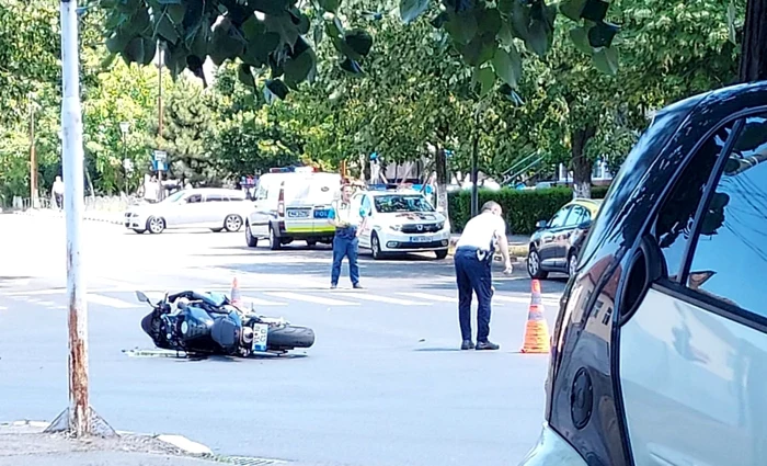 Accident rutier în Râmnicu Vâlcea - motoclist lovit de un taximetrist care nu i-a acordat prioritate Foto Kandida Reisenauer
